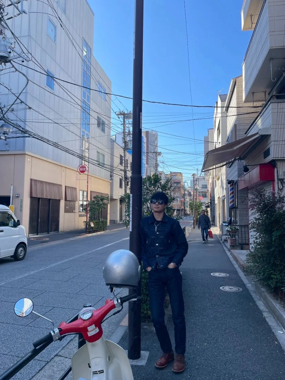 街角に立つ石川ハルト