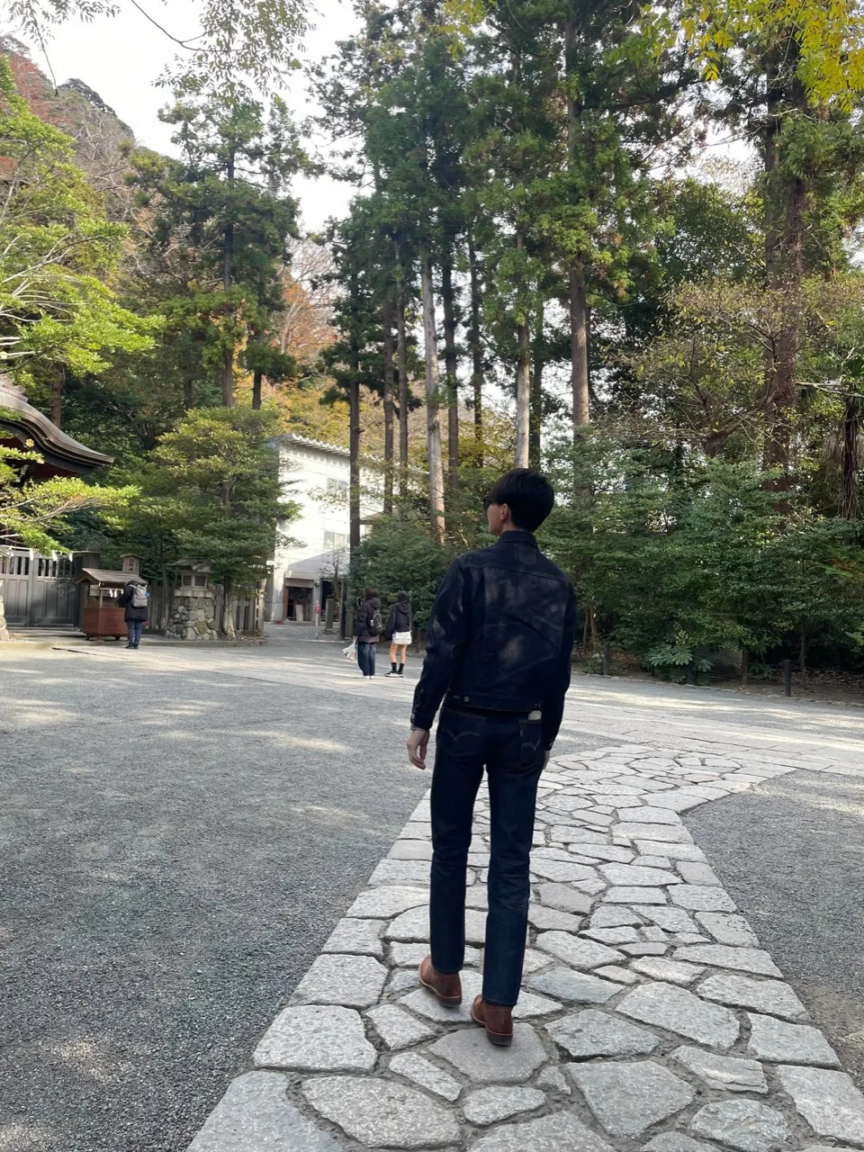 木々の中を歩く石川ハルト